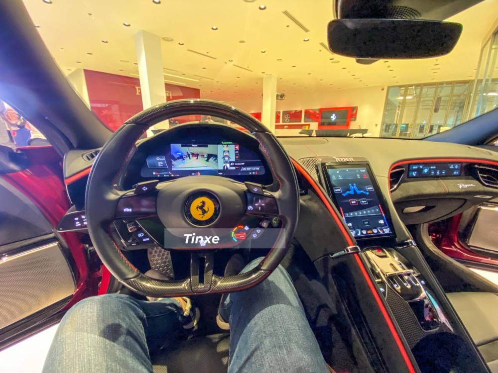 Vô lăng của siêu xe Ferrari Roma đã loại bỏ đi nút bấm star/stop truyền thống mà thay bằng cảm hứng Vô lăng của siêu xe Ferrari Roma đã loại bỏ đi nút bấm star/stop truyền thống mà thay bằng cảm hứng