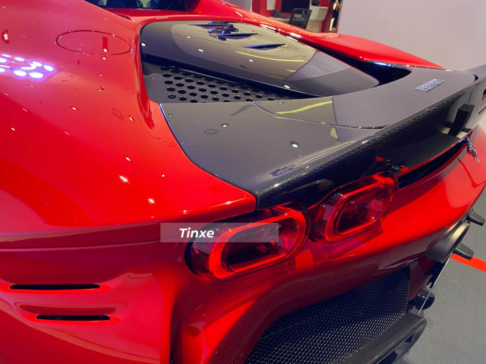 Chiếc si&ecirc;u xe Ferrari SF90 Stradale n&agrave;y sở hữu g&oacute;i trang bị Assetto Fiorano
