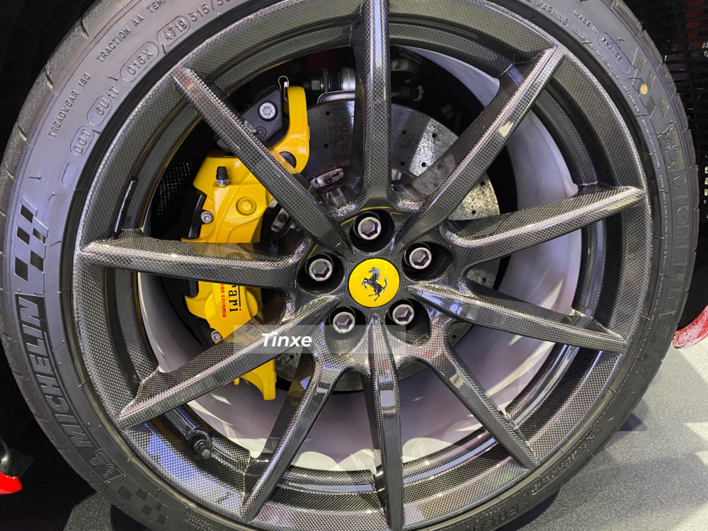 Xe sẽ c&oacute; trang bị m&acirc;m carbon, c&aacute;nh gi&oacute; đu&ocirc;i mới carbon, hệ thống phuộc thể thao hơn