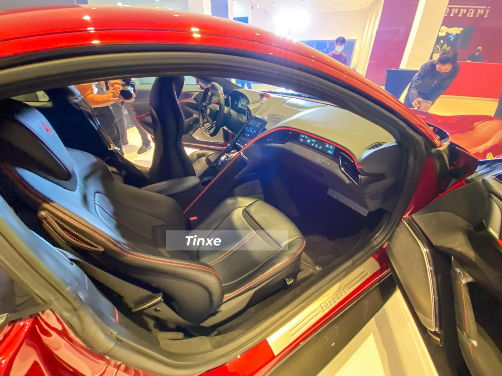 Nội thất xe Ferrari Roma