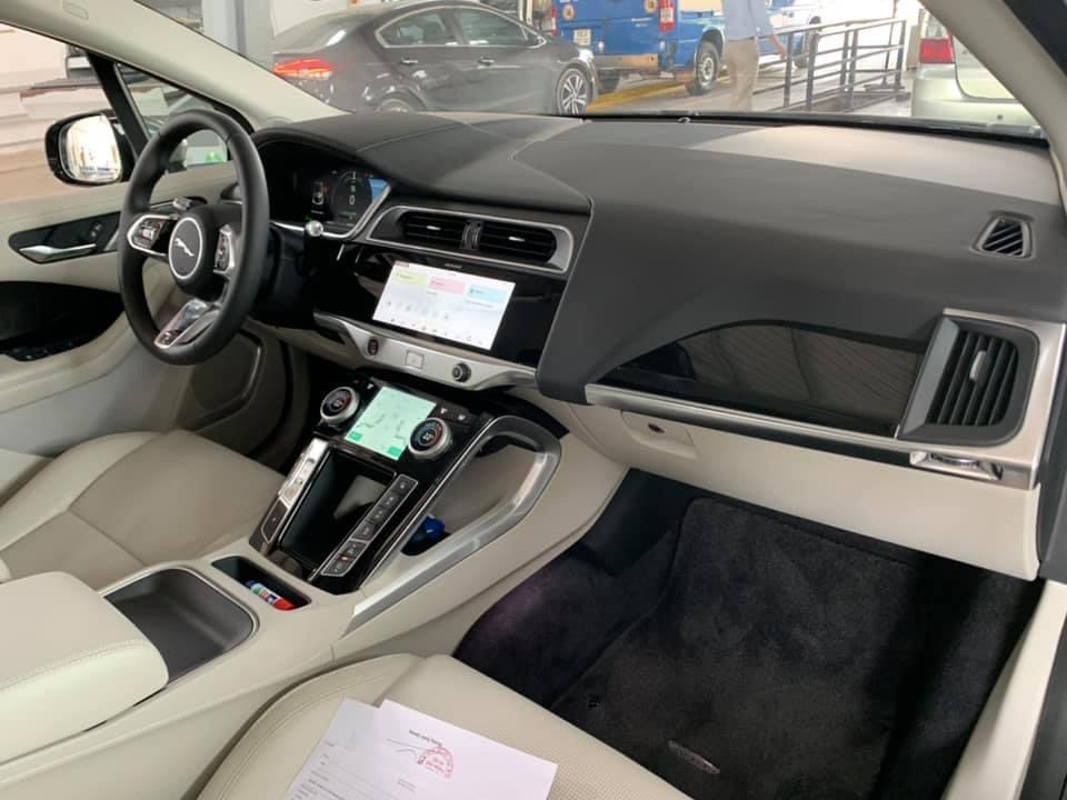 Nội thất Jaguar i-Pace có phần đơn giản nhưng tinh tế, hiện đại và thông minh.
