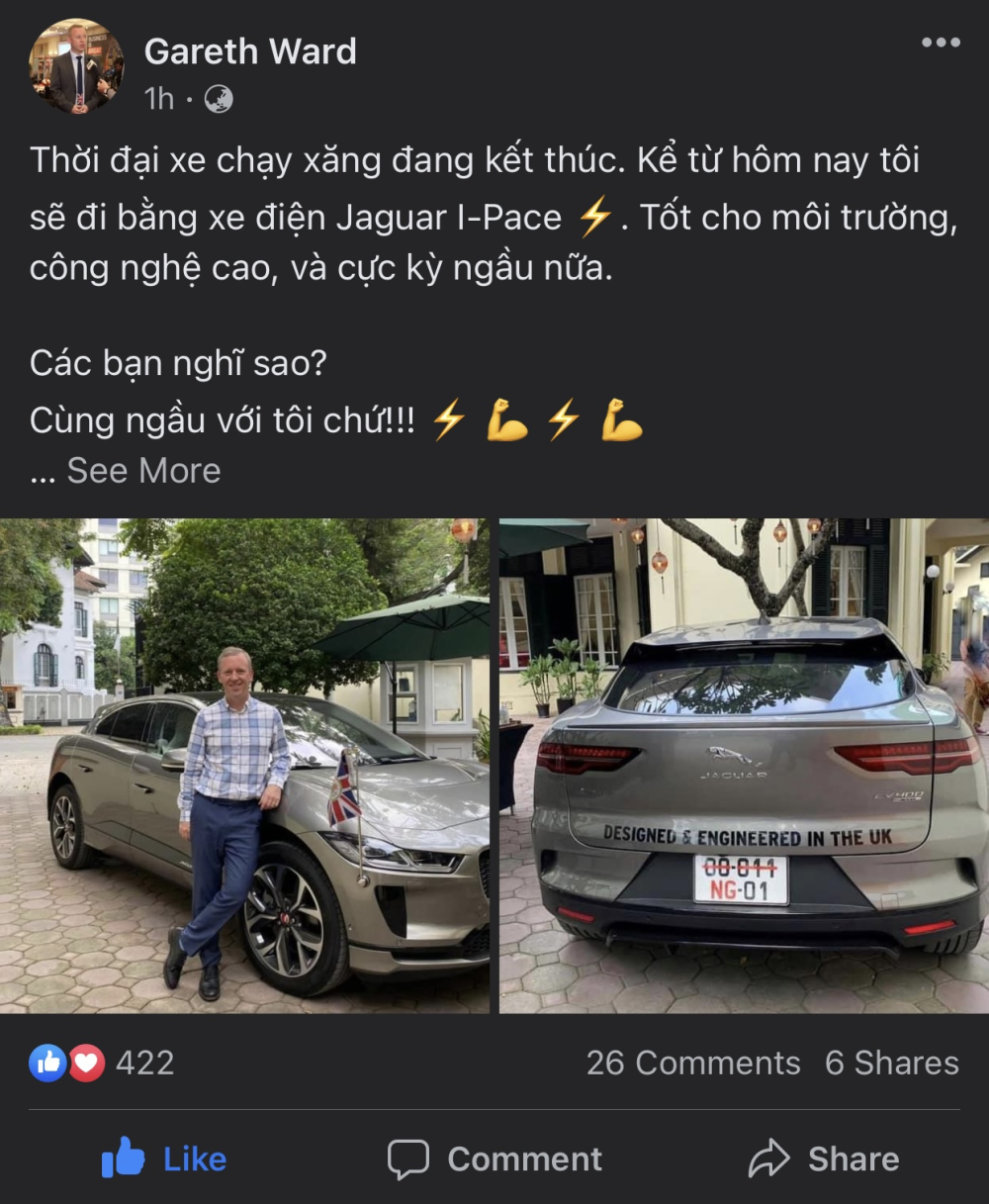 Ngài Gareth Ward - đại sứ Anh tại Việt Nam - bên chiếc Jaguar i-Pace.