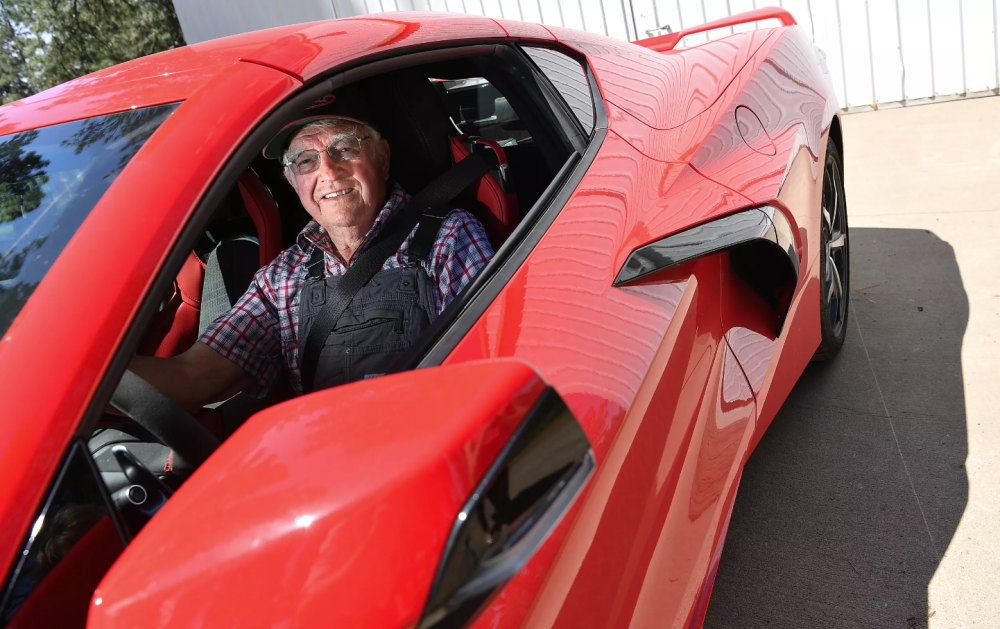 &Ocirc;ng Vern Eden 87 tuổi v&agrave; chiếc Chevrolet Corvette Stingray 2021