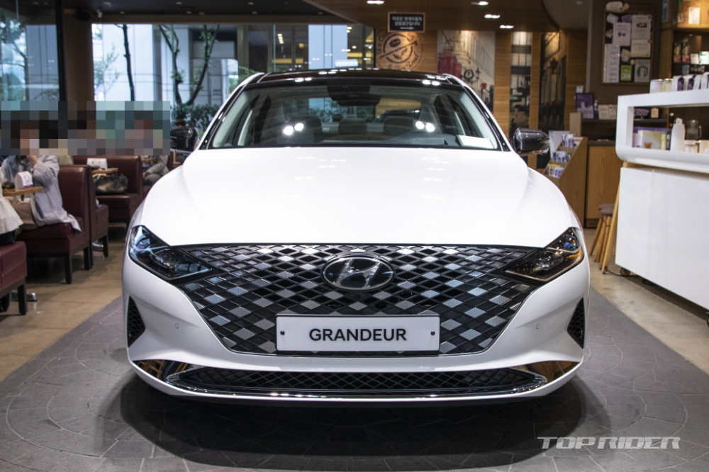 Chiếc Hyundai Grandeur Le Blanc 2021 này được sơn màu trắng muốt Chiếc Hyundai Grandeur Le Blanc 2021 này được sơn màu trắng muốt
