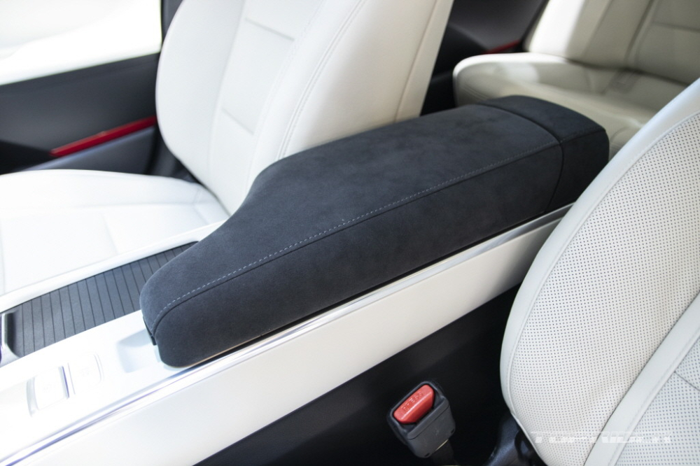 Bệ tì tay ở hàng ghế trước của Hyundai Grandeur Le Blanc 2021 Bệ tì tay ở hàng ghế trước của Hyundai Grandeur Le Blanc 2021