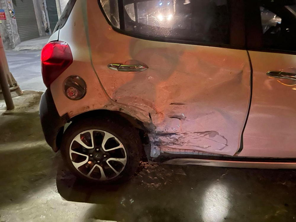 Thiệt hại của chiếc xe VinFast Fadil sau khi bị &ocirc; t&ocirc; kh&aacute;c t&ocirc;ng v&agrave;o từ b&ecirc;n h&ocirc;ng