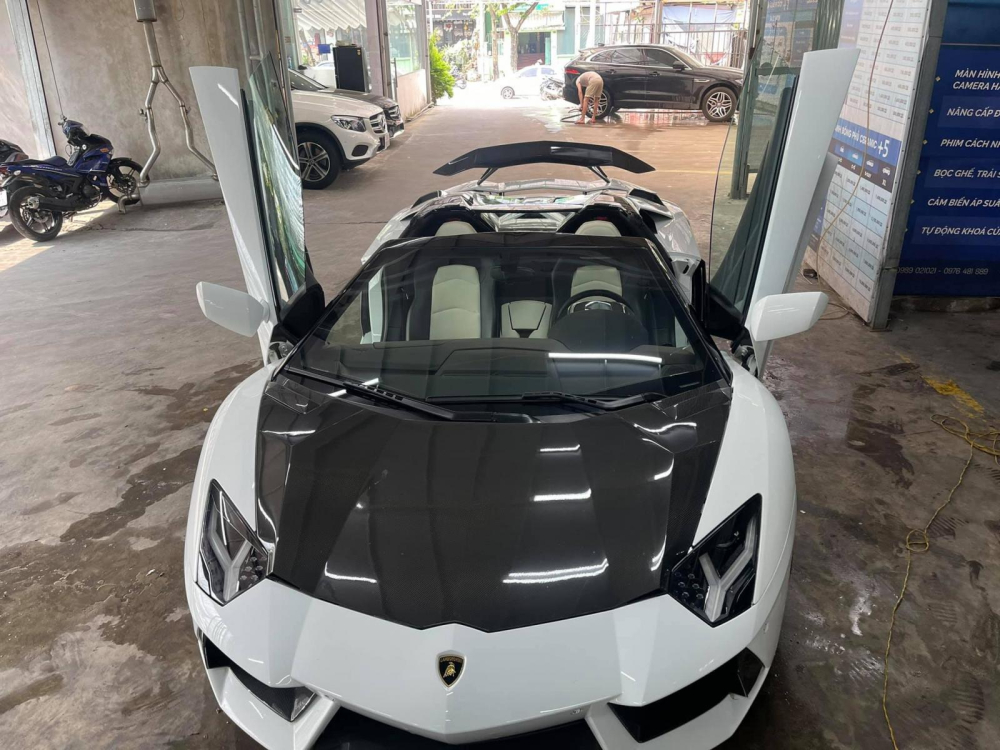 Vẻ đẹp của chiếc siêu xe mui trần Lamborghini Aventador LP700-4 Roadster sau khi được chủ mới cho đi tắm rửa