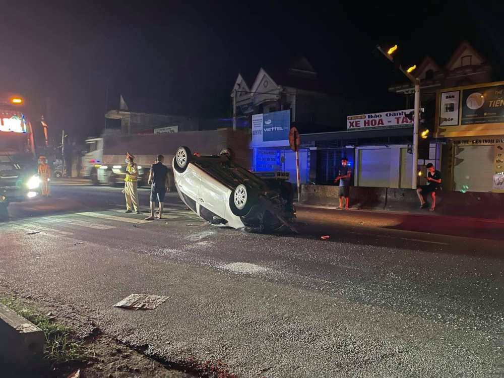Chiếc xe &ocirc; t&ocirc; lật ngửa sau tai nạn với xe VinFast Fadil ở H&agrave; Tĩnh