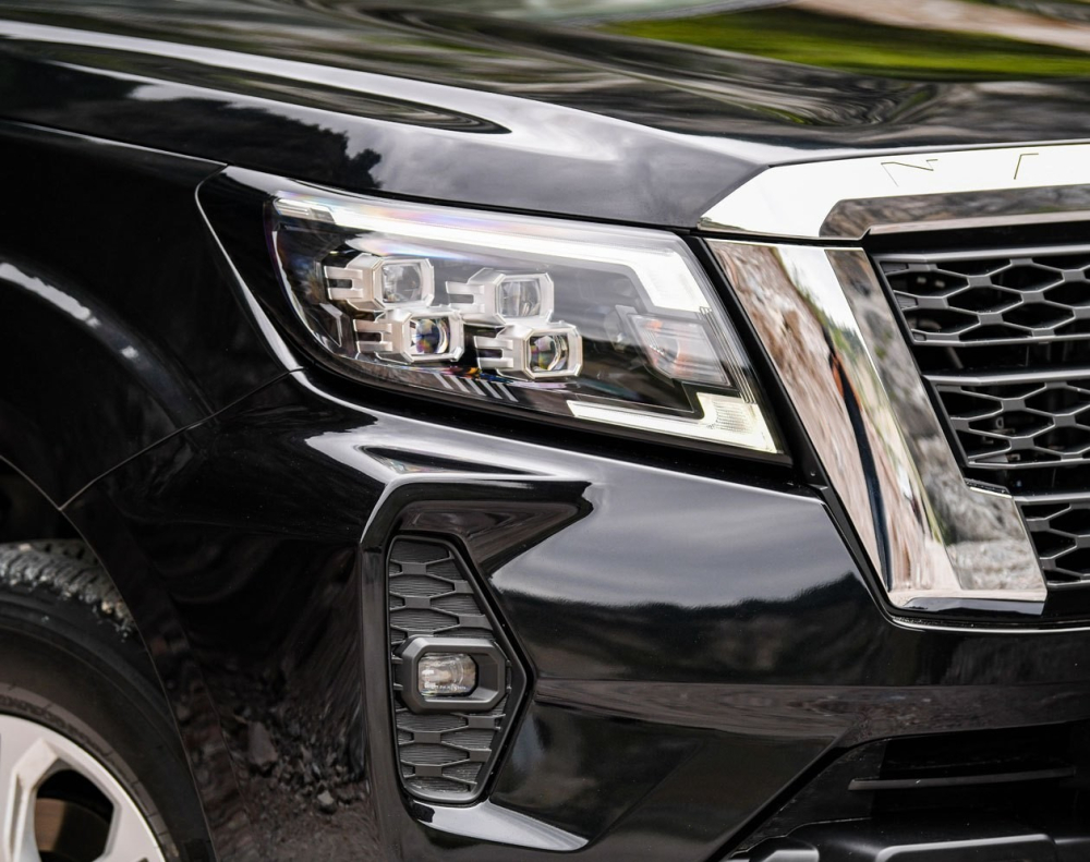 Bản ti&ecirc;u chuẩn của Nissan Navara 2021 cũng được trang bị cụm đ&egrave;n pha Quad-LED.