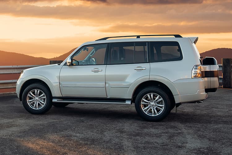 Mitsubishi Pajero Final Edition 2021 bản cao cấp dùng vành 18 inch Mitsubishi Pajero Final Edition 2021 bản cao cấp dùng vành 18 inch