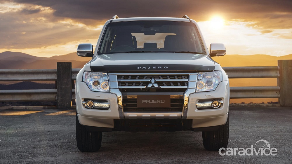 Tấm màu đen trên nắp ca-pô của Mitsubishi Pajero Final Edition 2021 có tác dụng bảo vệ xe khỏi côn trùng Tấm màu đen trên nắp ca-pô của Mitsubishi Pajero Final Edition 2021 có tác dụng bảo vệ xe khỏi côn trùng