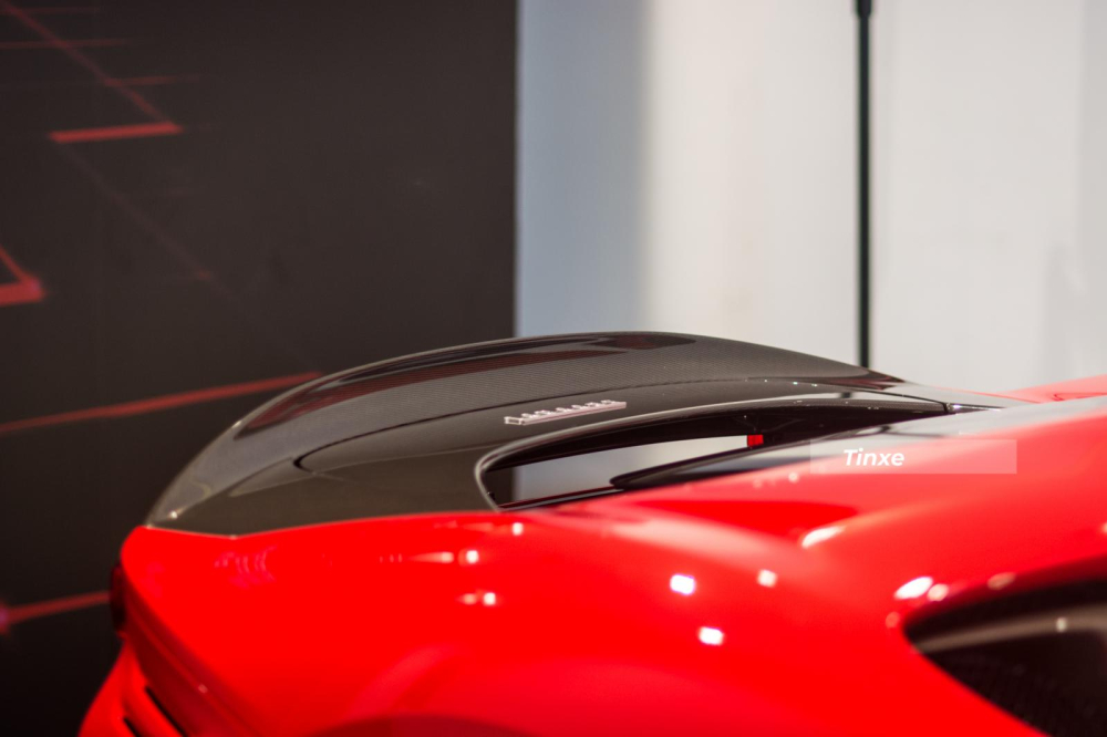 Tiếp theo và quan trọng nhất là Ferrari SF90 Stradale Assetto Fiorano có cánh gió đuôi carbon Tiếp theo và quan trọng nhất là Ferrari SF90 Stradale Assetto Fiorano có cánh gió đuôi carbon