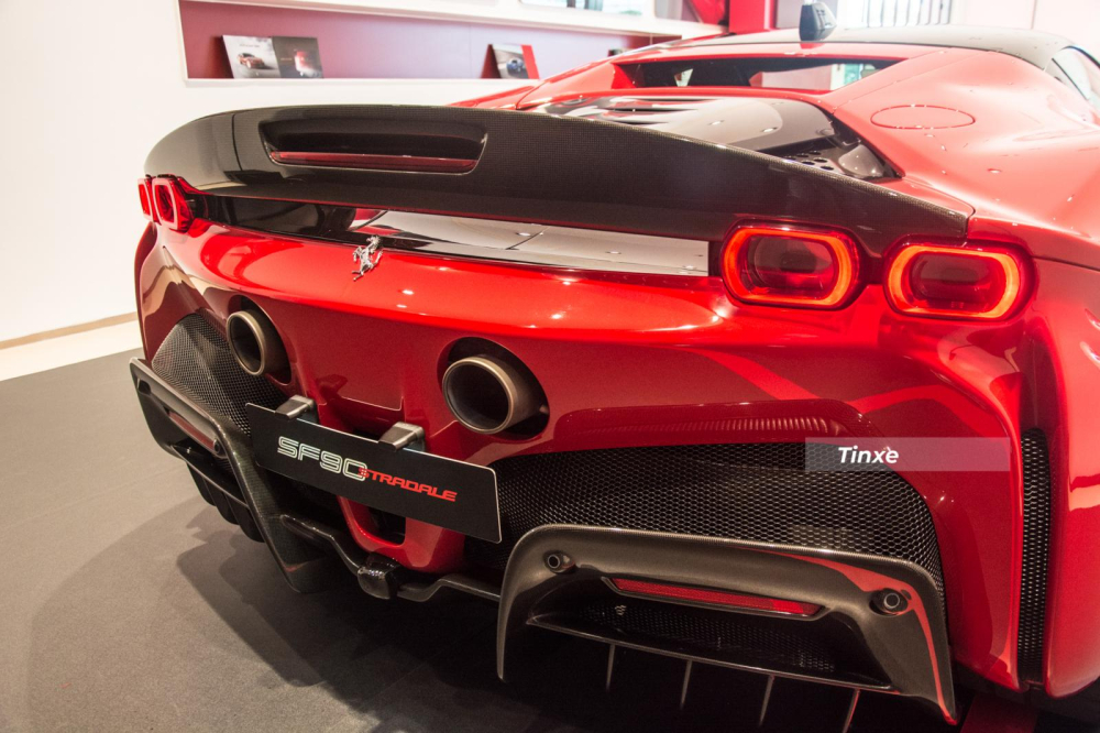 Chiếc siêu xe Ferrari SF90 Stradale chính hãng có trang bị gói Assetto Fiorano nên nhiều chi tiết được làm từ carbon Chiếc siêu xe Ferrari SF90 Stradale chính hãng có trang bị gói Assetto Fiorano nên nhiều chi tiết được làm từ carbon