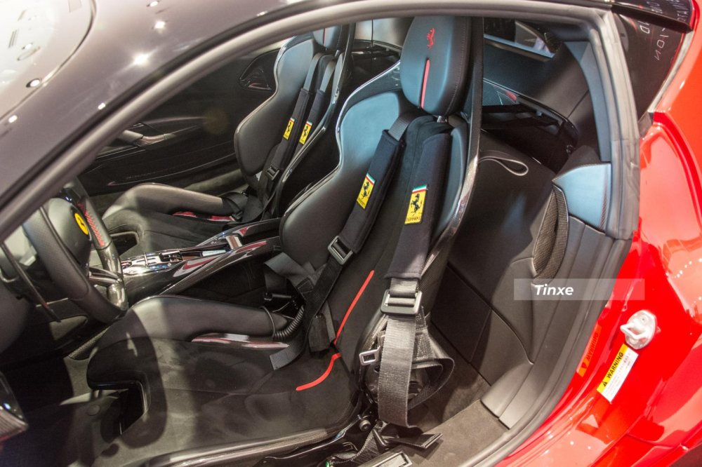 Chiếc xe Ferrari SF90 Stradale này có bộ ghế đua với lưng ghê bọc da Alacantara, mặt sau là carbon, phần ghế chỉnh điện lên xuống Chiếc xe Ferrari SF90 Stradale này có bộ ghế đua với lưng ghê bọc da Alacantara, mặt sau là carbon, phần ghế chỉnh điện lên xuống