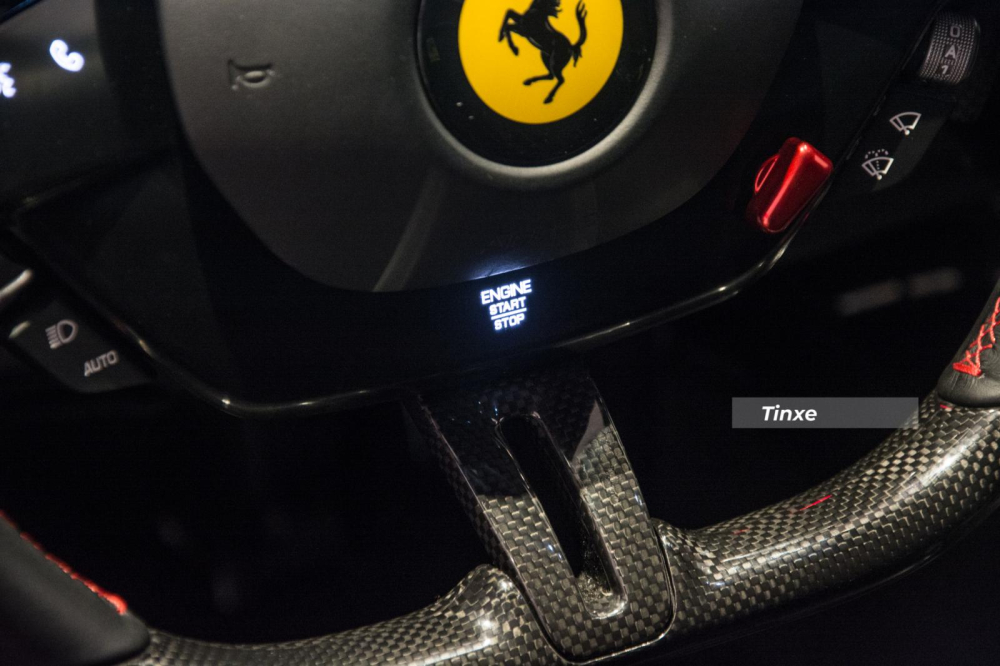 Khởi động bằng nút cảm hứng trên Ferrari SF90 Stradale Khởi động bằng nút cảm hứng trên Ferrari SF90 Stradale