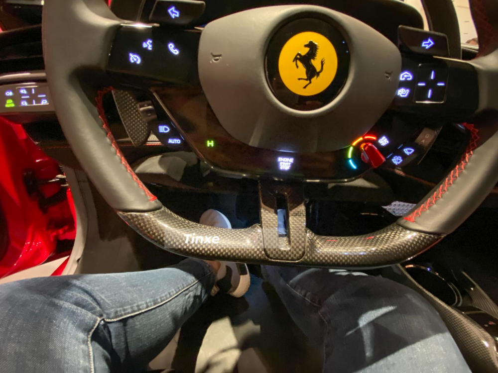 Bên cạnh nút Manettino quen thuộc bên phải, SF90 Stradale được hãng Ferrari trang bị thêm nút eManettino điều chỉnh 4 chế độ là eDrive, Hybrid, Performance và Qualify, mặc định khi khởi động xe là H Bên cạnh nút Manettino quen thuộc bên phải, SF90 Stradale được hãng Ferrari trang bị thêm nút eManettino điều chỉnh 4 chế độ là eDrive, Hybrid, Performance và Qualify, mặc định khi khởi động xe là H