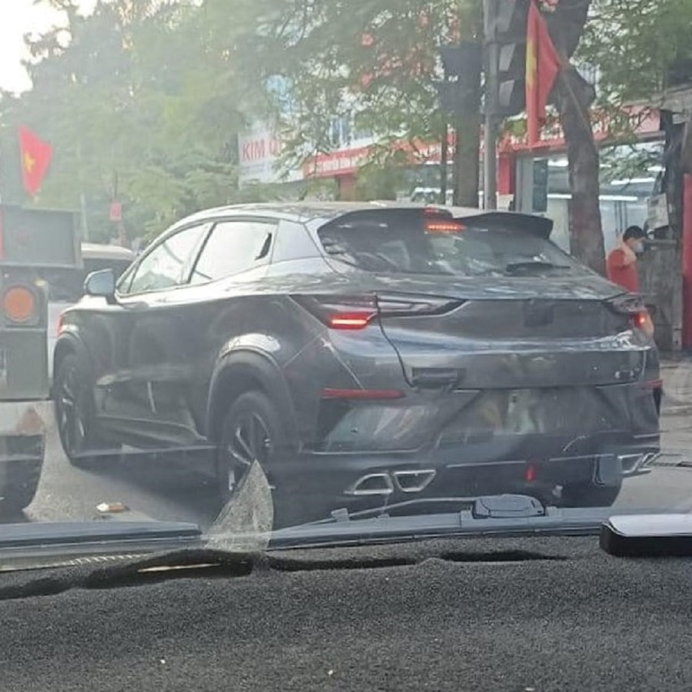 Hệ thống ống xả c&oacute; thiết kế độc đ&aacute;o v&agrave; cụm đ&egrave;n hậu l&agrave; 2 chi tiết khiến người d&ugrave;ng nhận ra đấy ch&iacute;nh l&agrave; Changan Uni-T.