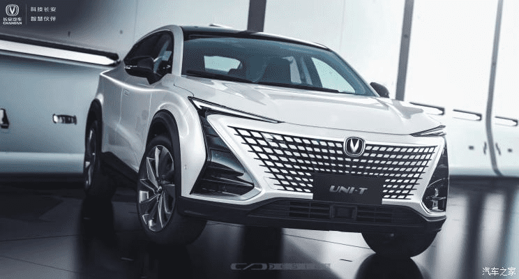 Changan Uni-T được định vị ở ph&acirc;n kh&uacute;c crossover cỡ C với k&iacute;ch thước tổng thể (D x R x C) l&agrave; 4.515 x 1.870 x 1.565 mm.