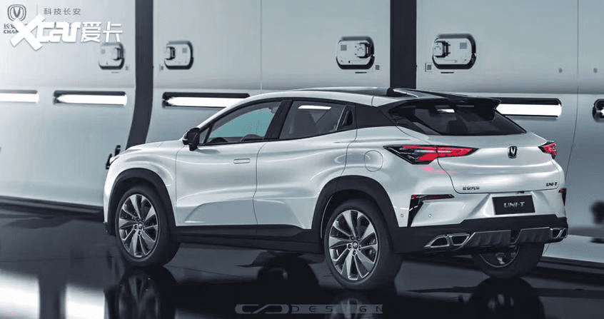 Trần xe vuốt về ph&iacute;a đu&ocirc;i sau trước khi uốn l&ecirc;n l&agrave;m c&aacute;nh gi&oacute;.