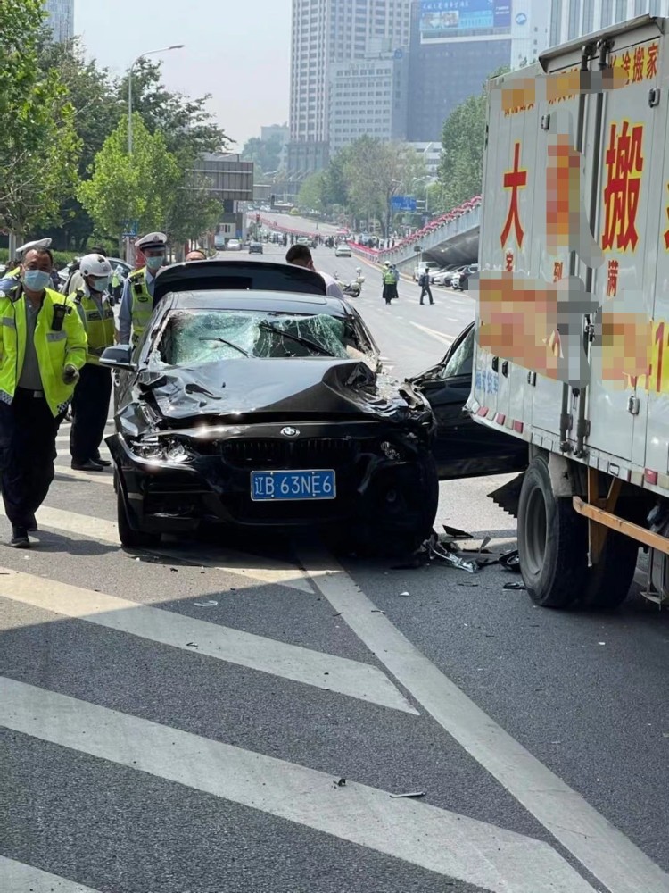 Chiếc ô tô BMW chỉ dừng lại sau khi va chạm với một chiếc xe van tại giao lộ Chiếc ô tô BMW chỉ dừng lại sau khi va chạm với một chiếc xe van tại giao lộ