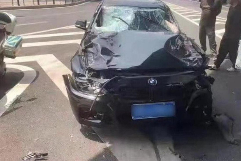 Chiếc BMW bị hư hỏng nặng sau vụ tai nạn Chiếc BMW bị hư hỏng nặng sau vụ tai nạn