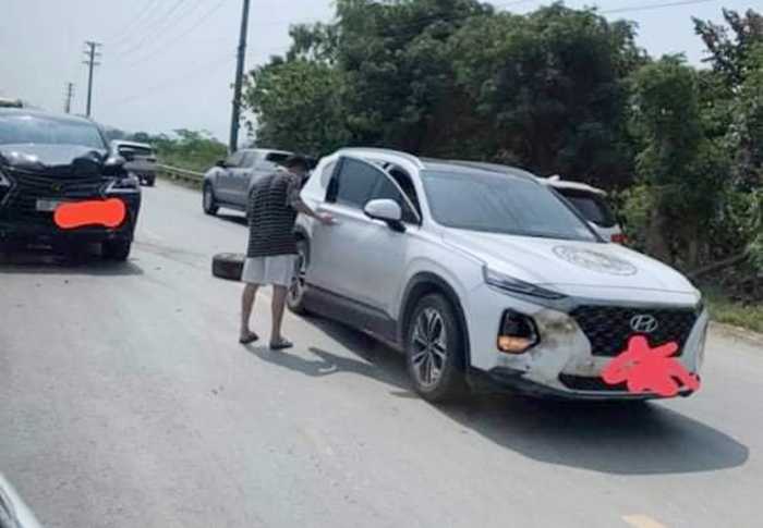 Vụ tai nạn khiến cả 2 phương tiện hư hỏng nặng