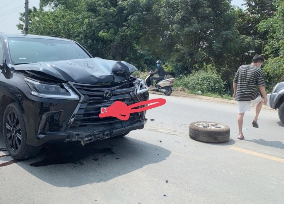 Chiếc xe Lexus LX570 thiệt hại kh&aacute; nghi&ecirc;m trọng