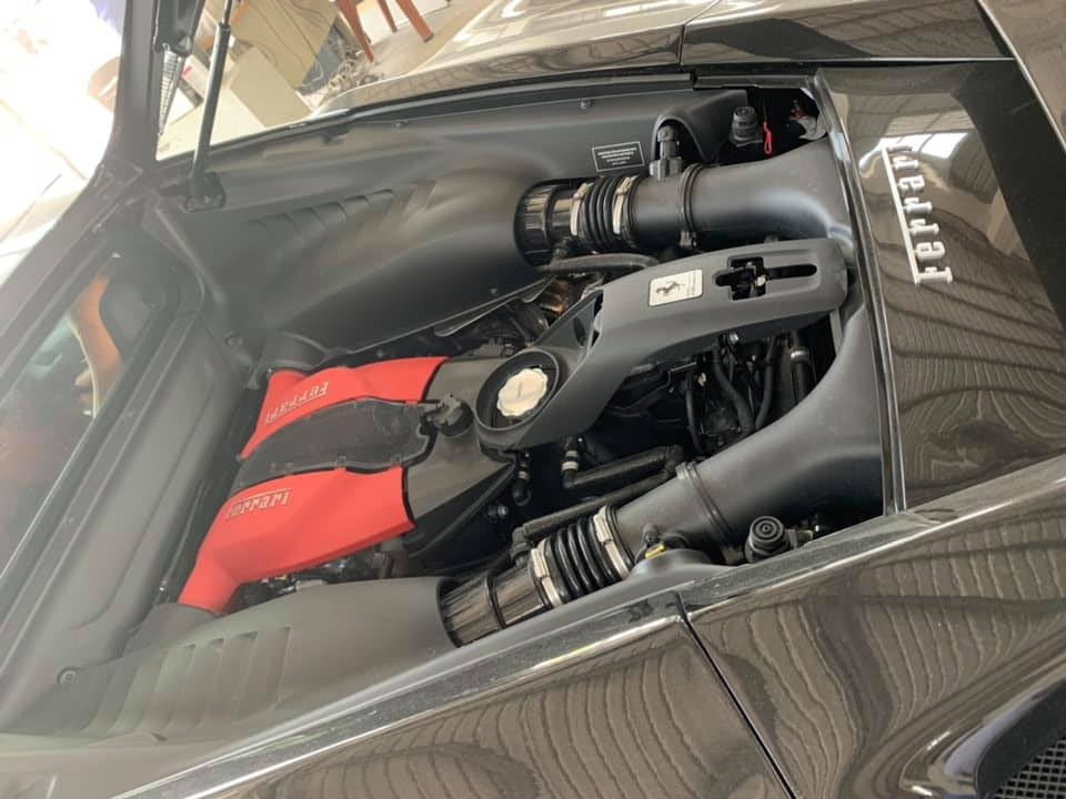 Chiếc si&ecirc;u xe Ferrari F8 Tributo n&agrave;y sử dụng động cơ V8, dung t&iacute;ch 3.9 l&iacute;t, tăng &aacute;p k&eacute;p