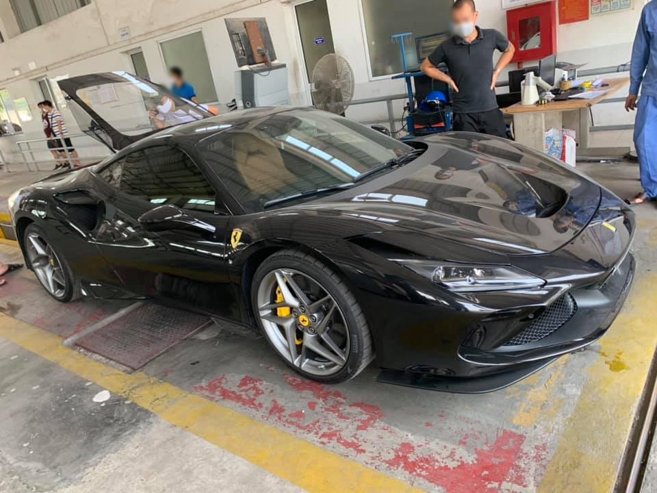 Mới đ&acirc;y chiếc si&ecirc;u xe Ferrari F8 Tributo n&agrave;y đ&atilde; được chủ nh&acirc;n cho đi đăng kiểm biển số