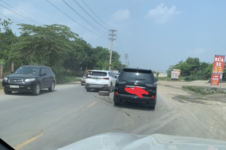 Hiện trường vụ tai nạn của xe Hyundai Santa Fe v&agrave; Lexus LX570 tr&ecirc;n đại lộ Thăng Long
