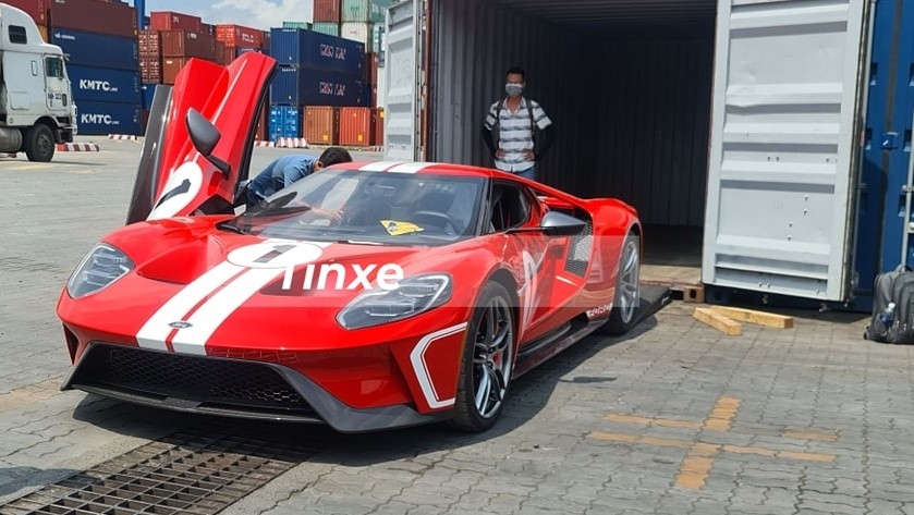 Gần 1 tuần sau đ&oacute;, chiếc si&ecirc;u xe Ford GT thứ 2 đ&atilde; lộ ảnh cập cảng Việt Nam. Đặc biệt hơn, chiếc si&ecirc;u xe Ford GT n&agrave;y c&ograve;n thuộc bản '67 Heritage Edition