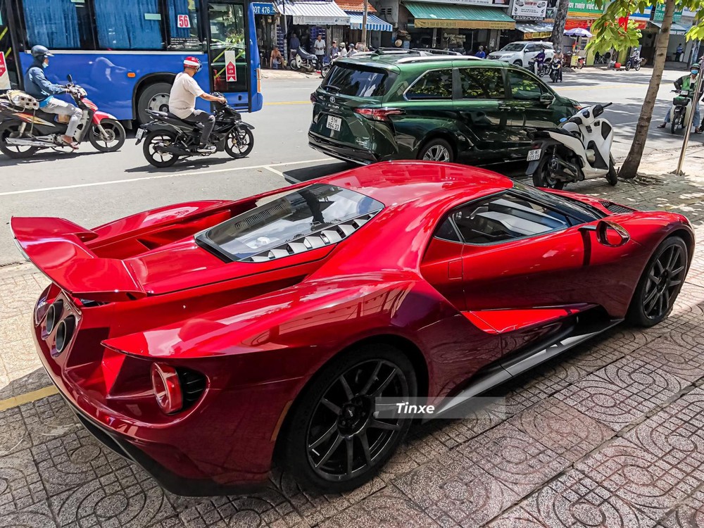 Chiếc si&ecirc;u xe Ford GT đầu ti&ecirc;n về nước c&oacute; m&agrave;u đỏ sẫm