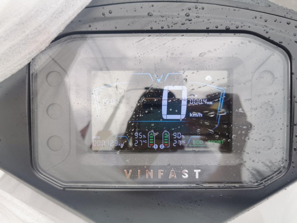 Đồng hồ điện tử trên VinFast Vento với hiển thị hai pin độc lập. Đồng hồ điện tử trên VinFast Vento với hiển thị hai pin độc lập.