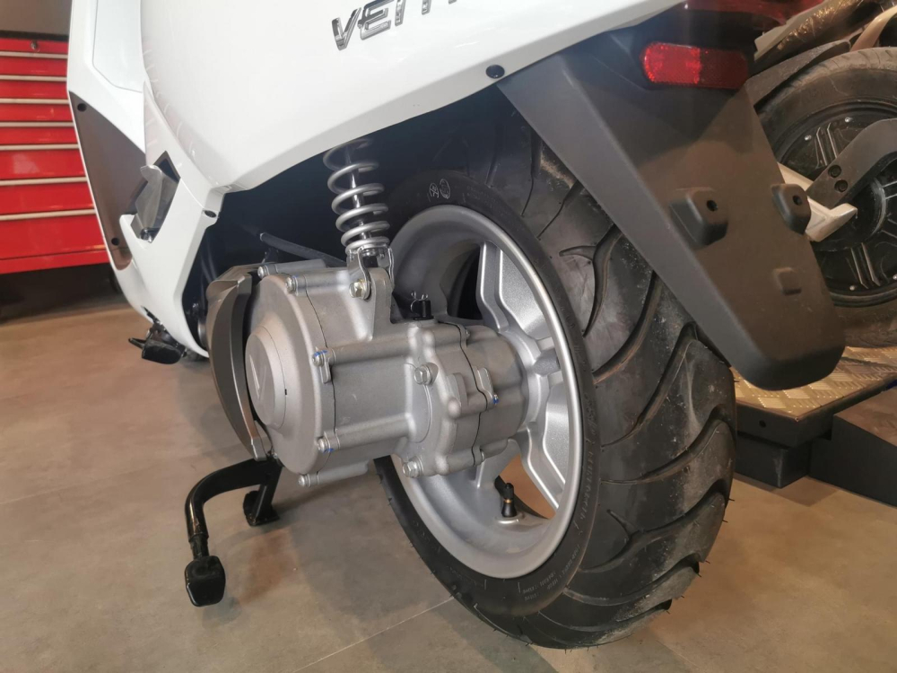Bánh xe có kích thước lên tới 12 inch. Bánh xe có kích thước lên tới 12 inch.