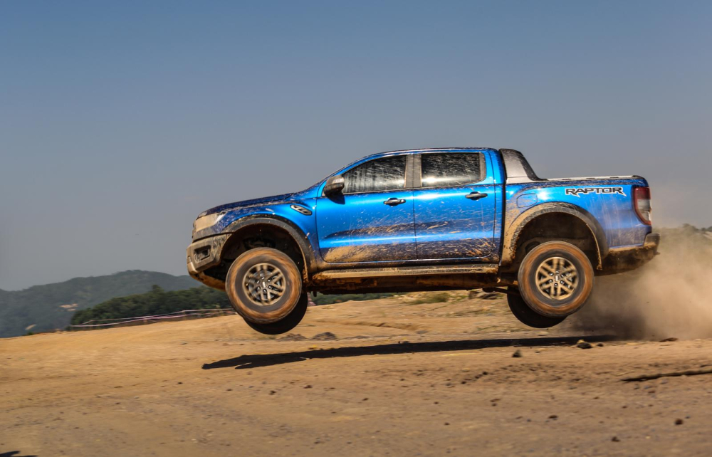 Ford Ranger Raptor màu xanh.