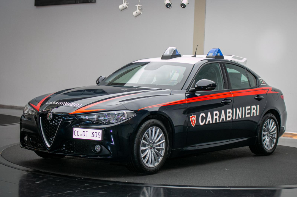 Alfa Romeo Giulia Carabinieri có bọc giáp cấp độ B4 và mang màu sơn đặc biệt