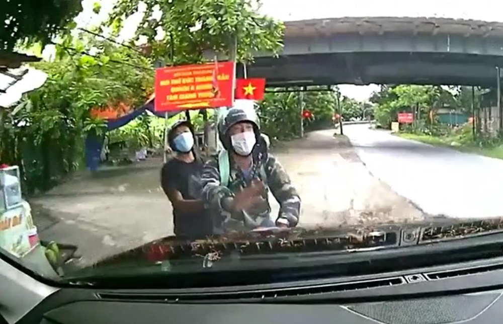 Chiếc ô tô đi trái đường, gây tai nạn cho 2 thanh niên đi xe máy