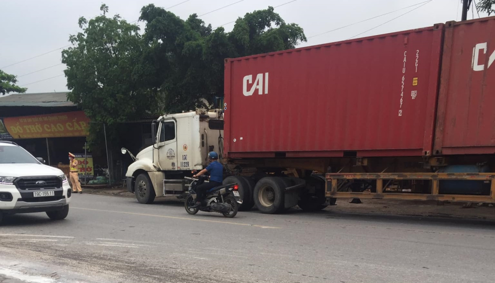 Chiếc xe container tại hiện trường vụ tai nạn Chiếc xe container tại hiện trường vụ tai nạn