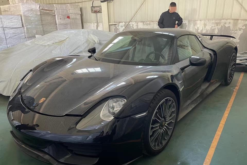 Đi cùng chiếc siêu xe Porsche 918 Spyder này còn có 1 siêu phẩm hypercar khác Đi cùng chiếc siêu xe Porsche 918 Spyder này còn có 1 siêu phẩm hypercar khác