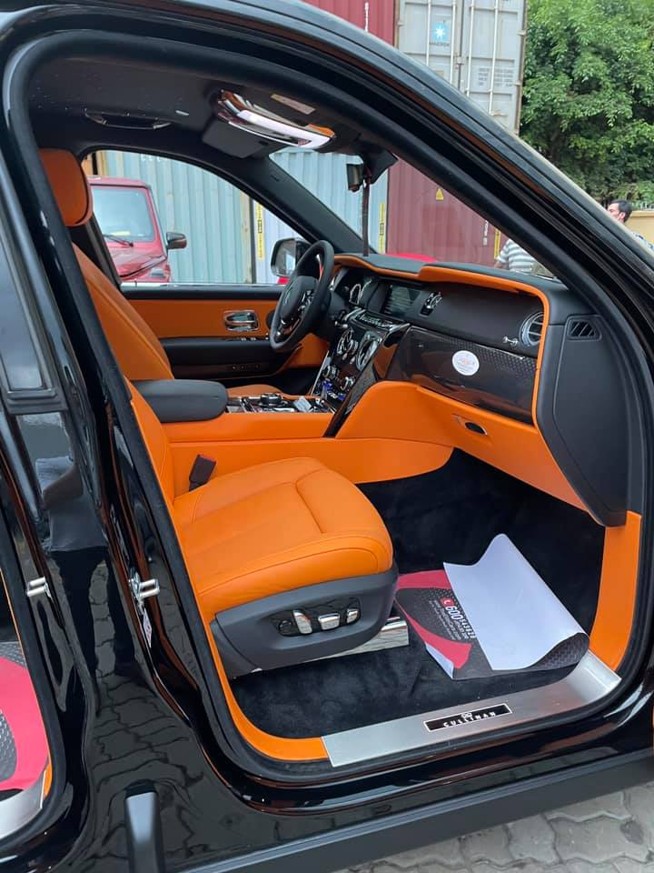 Chiếc SUV siêu sang Rolls-Royce Cullinan Black Badge này có tông màu nội thất là cam rất nổi bật