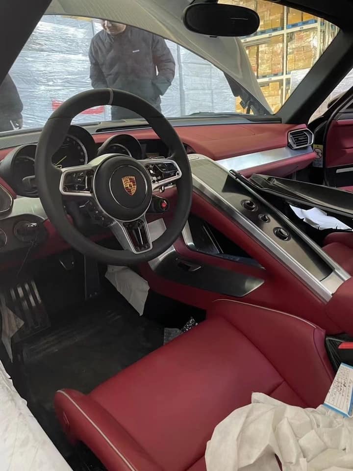 Nội thất của chiếc siêu xe Porsche 918 Spyder Nội thất của chiếc siêu xe Porsche 918 Spyder