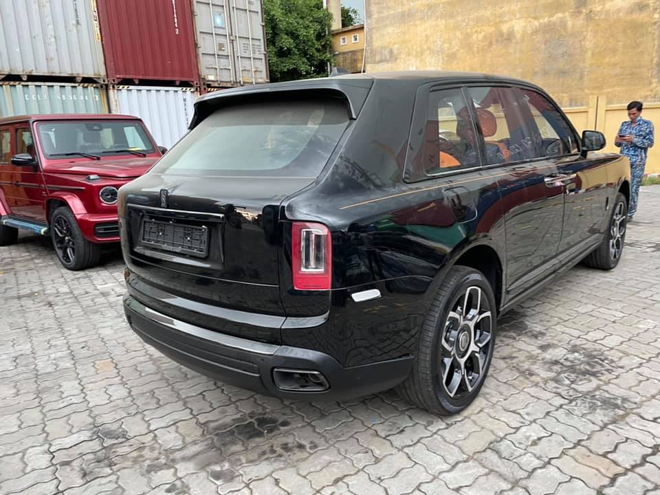 Rolls-Royce Cullinan Black Badge và kế bên là Mercedes-AMG G63 màu đỏ