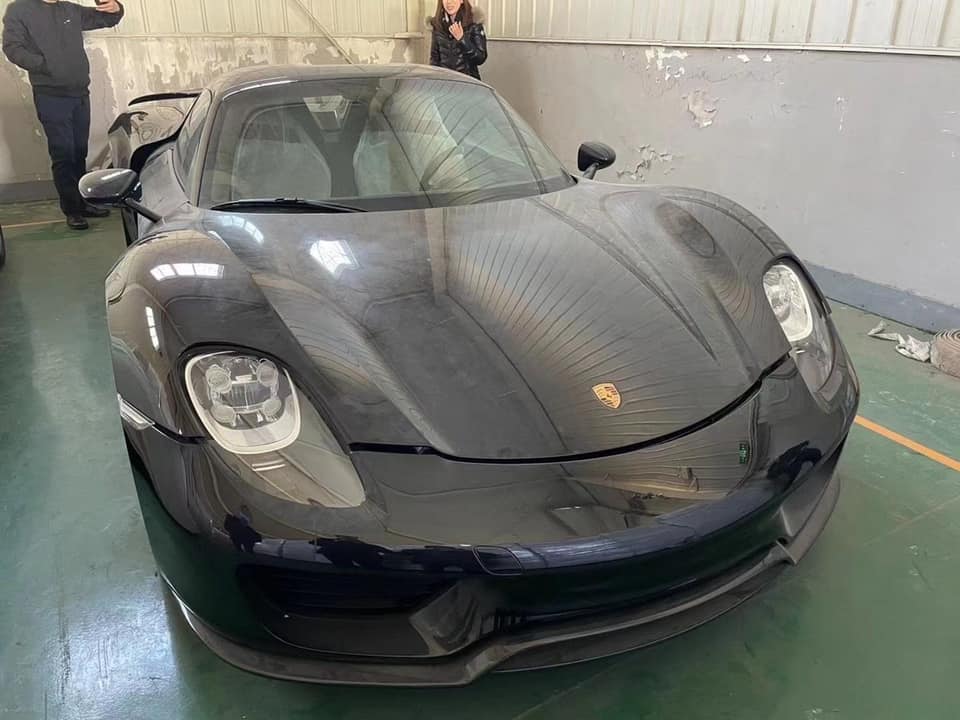 Hình ảnh chiếc siêu xe Porsche 918 Spyder phủ bụi dày đặc Hình ảnh chiếc siêu xe Porsche 918 Spyder phủ bụi dày đặc