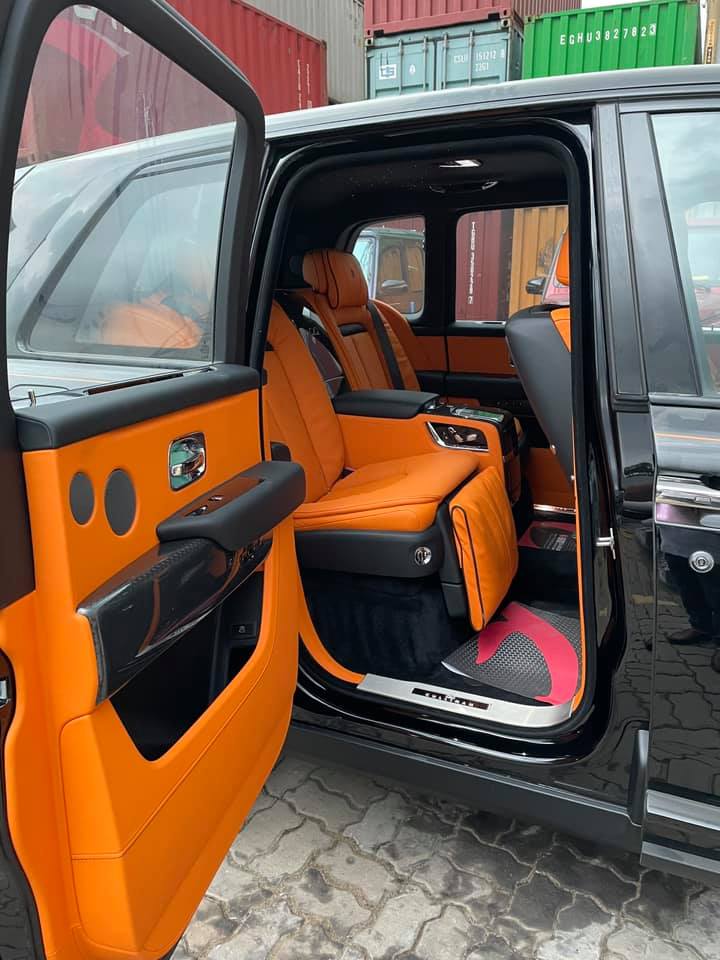 Hàng ghế sau của Rolls-Royce Cullinan Black Badge, trên bậc cửa có thêm logo vô cực trên tên xe Cullinan