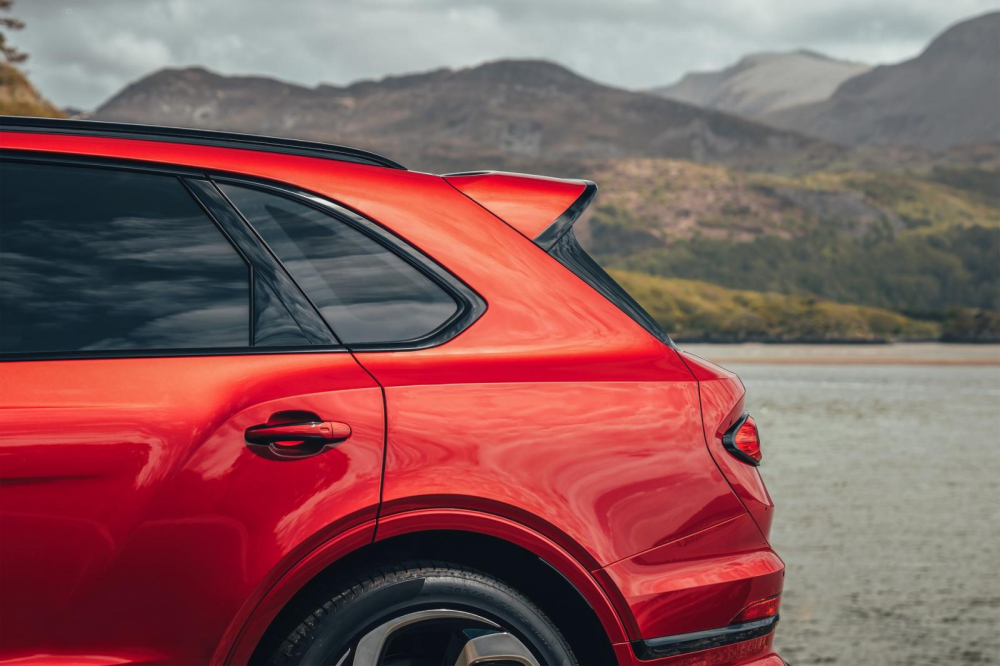 Bentley Bentayga S 2022 dùng động cơ V8 giống bản tiêu chuẩn
