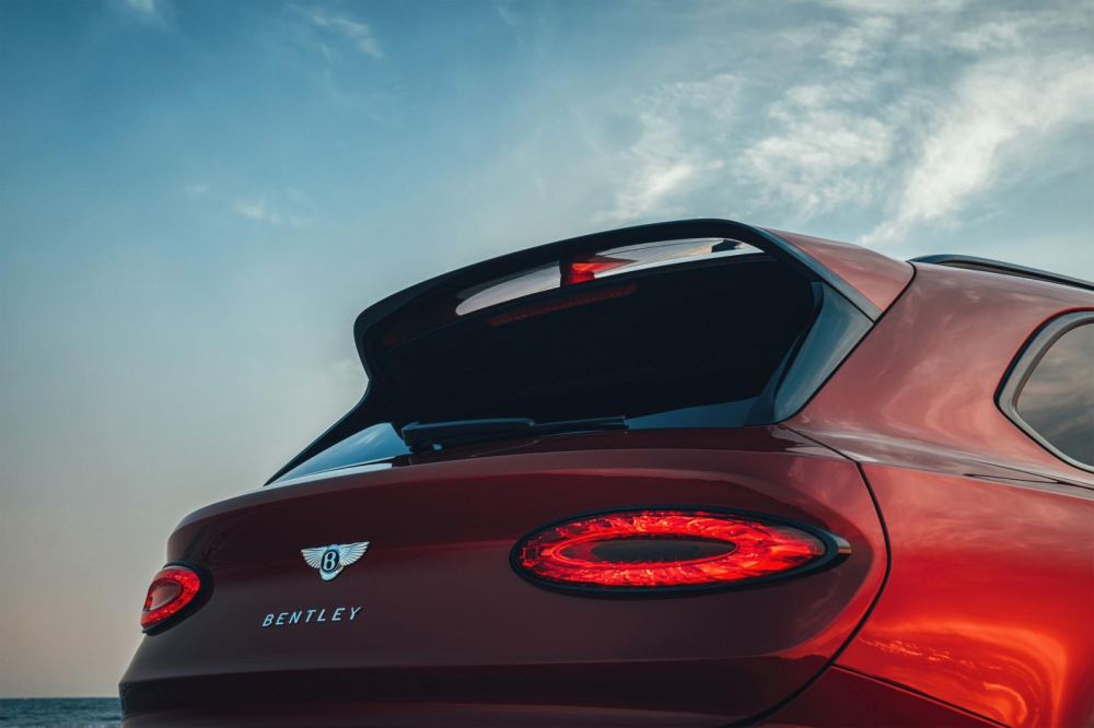 Cánh gió mui của Bentley Bentayga S 2022