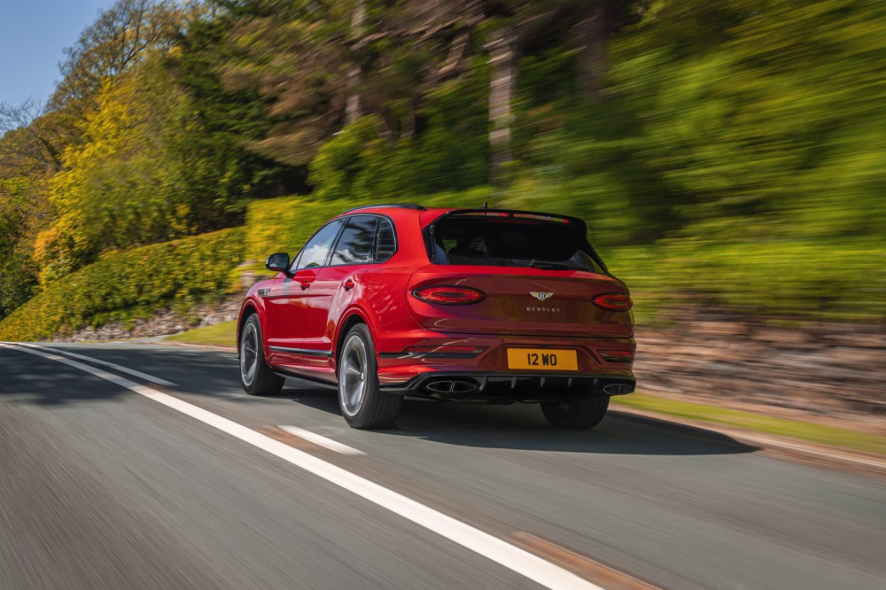 Bentley Bentayga S 2022 có ống xả hình bầu dục chia làm đôi