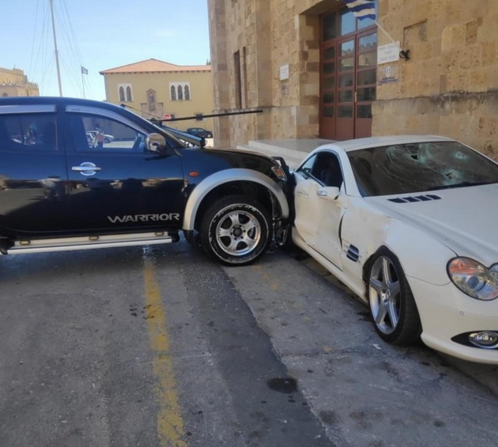 Chiếc xe bán tải Mitsubishi Triton tông vào Mercedes-Benz SL đang đỗ
