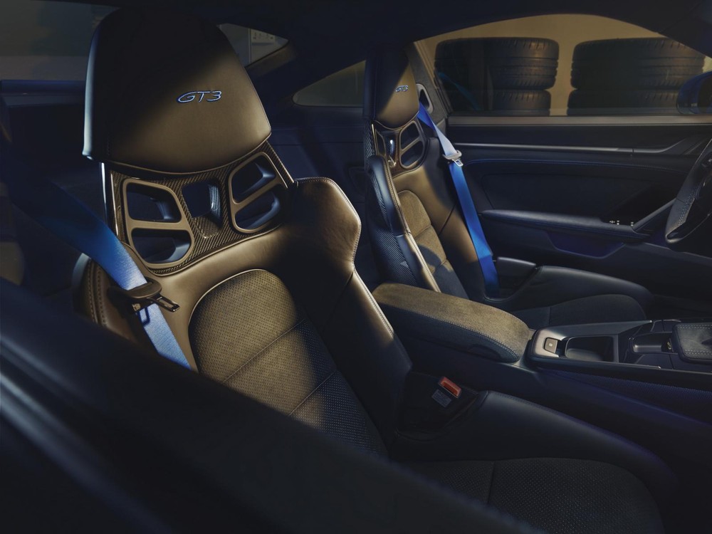 Ghế thể thao với khung carbon của Porsche 911 GT3 2022