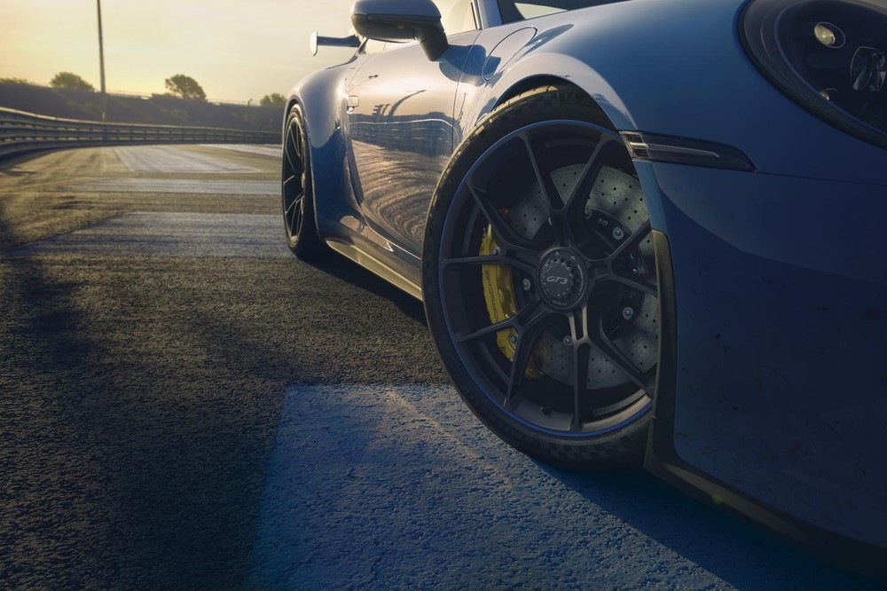 V&agrave;nh 21 inch ph&iacute;a trước của Porsche 911 GT3 2022
